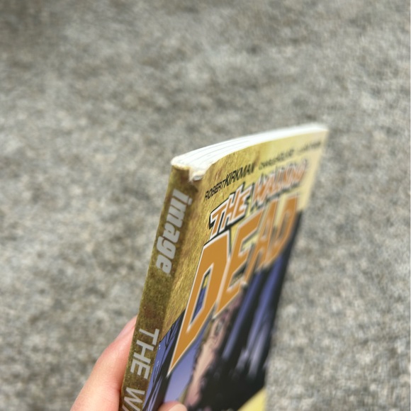 The Walking Dead Comic Fear The Hunters Volume 11 - Picture 2 of 2